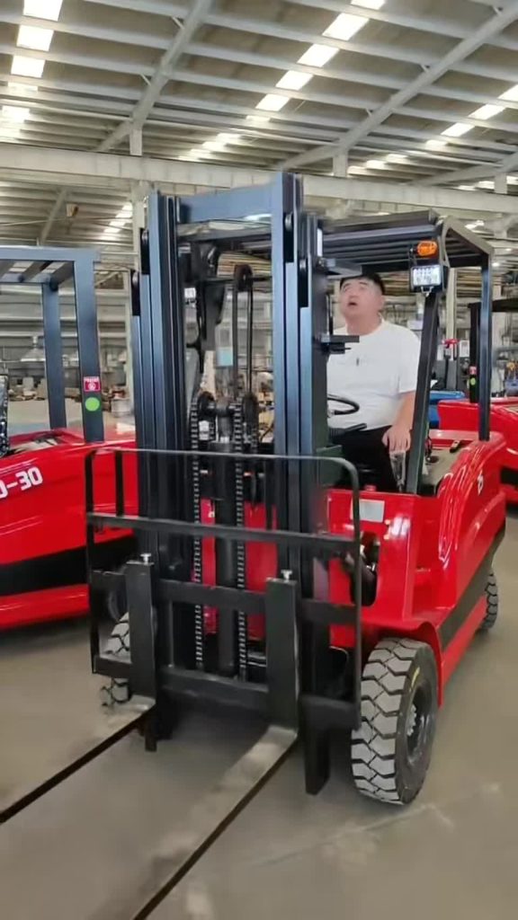 FY-30 Electric Forklift — Operation 3